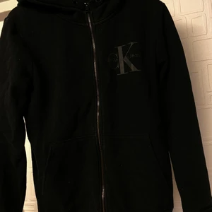 Calvin Klein - Tjocktröja med dragkedja - Calvin Klein tröja i bra skick.