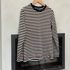 Randig hm tröja size small - Storlek small. 50 styck (jag har två stycken ) passar till det mesta både själv men man kan även sätta en t-shirt åvanpå 