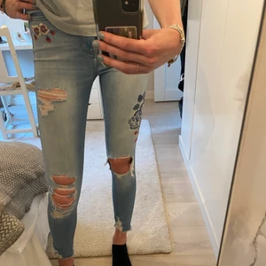 Jeans med brodyr💛🌸 - Jeans med brodyr. Helt oanvända. Stora i storleken!💛💛
