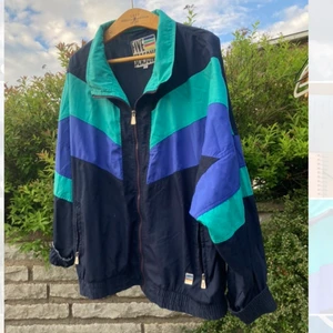 Träningsjacka  - Retro träningsjacka.  Jag har mer kläder. Kolla min profil för samfrakt. 