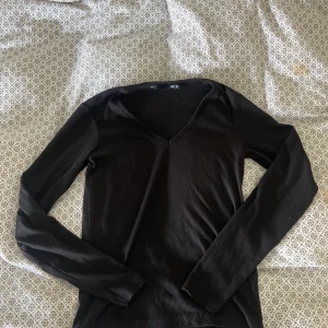 Ribbad tröja  - Vanlig svart, tunn och ribbad tröja från lager157 🤍 använd en gång pga för liten