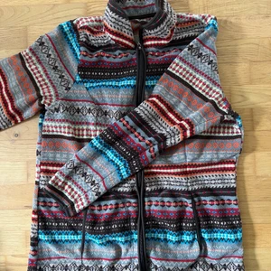 Fleece - Cool fleece tröja. Står inte storlek men skulle säga S-M. 