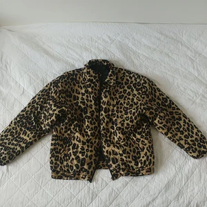 Vintage Leopard Bomberjacka - Används för sällan. Tyget är i ett tunt, sidenaktigt material. Jackan är väldigt lätt, har en krage samt två normala fickor och sitter lite oversized på mig som har S. Fint skick. Köpt på Beyond Retro. 