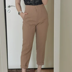 Beiga kostymbyxor från Zara - Supersnygga Kostymbyxor, de är dock för stora för mig och kommer aldrig till användning längre. Jag tycker de är rätt stora i storleken och har flyttat på knapparna bara. Detta görs lätt om om man behöver mindre/större midjemått. Först till kvarn!