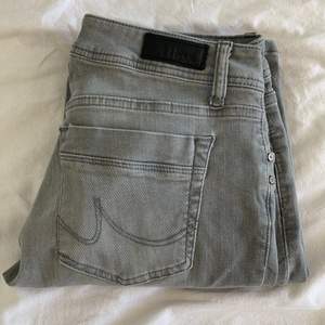 Säljer nu mina super fina gråa Ltb jeans från Zalando 💘 Det är bara att höra av sig vid frågor eller fler bilder på jeansen. Dom är lite slitna längst ner som man ser på tredje bilden. 