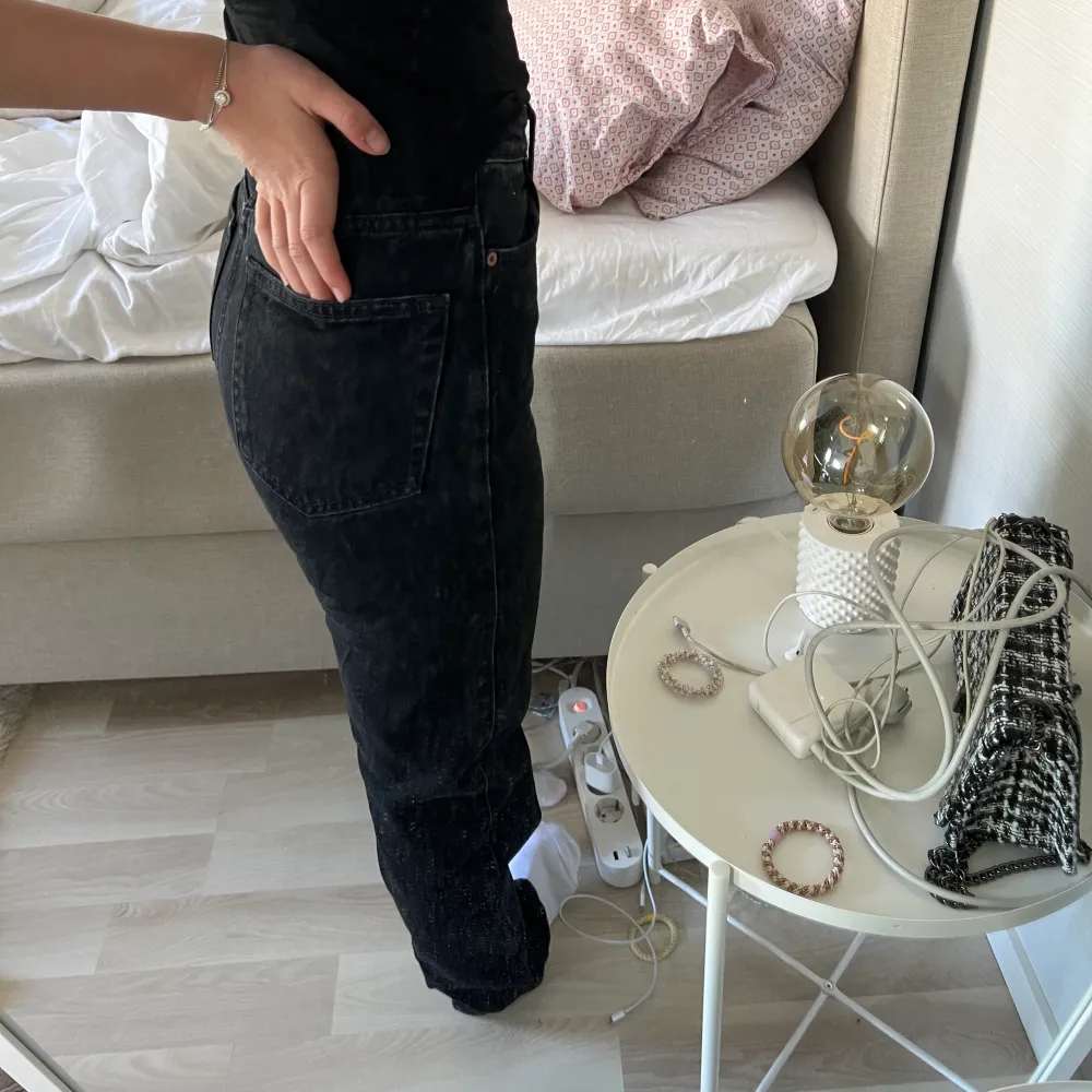 Väldigt fina weekday jeans i modellen rowe som tyvärr inte sitter så bra på mig längee , storlek 24:32 , säljer för 150 + frakt 💓💓💓. Jeans & Byxor.
