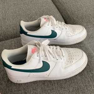 Nike skor storlek 40,5 - Säljer mina Nike air force one som jag inte har använt på ungefär 1 år. Väldigt bra skick🥰 köpte dom nya för cirka 1200kr. Pris kan diskuteras 