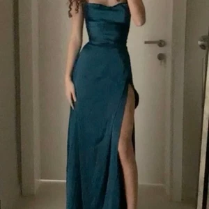 Balklänning - (Bilder lånade) En jättefin balklänning i färgen mörkgrön. Den är i storlek xS men passar nog folk som är på gränsen mellan S och xs. Har privat budgivning och nu ligger den på 300 kr💖.Köparen står för frakt 💗