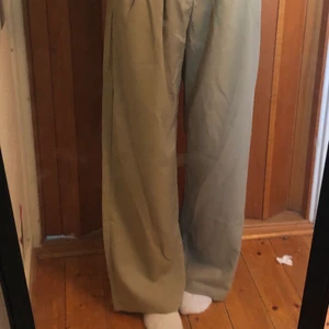 Beigea byxor - oanvända vida byxor! jag är 164 cm lång 