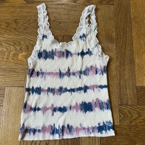y2k topp urban outfitters - märke: urban outfitters storlek: S. möts upp i stockholm eller fraktar 🖤