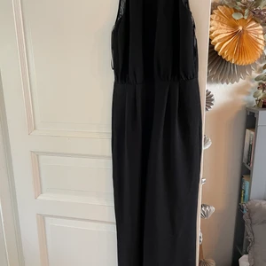 Jumpsuit med spets Gina tricot strl 36  - Svart byxdress med öppen rygg med spets. Ser lite ut som Samsoe Samsoe men är från Gina tricot. Strl 36. 