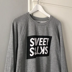 SWEET SBTKS sweatshirt - Grå sweatshirt i fint skick. Endast använd ett par gånger. Storlek S, nypris: 522 kr. 