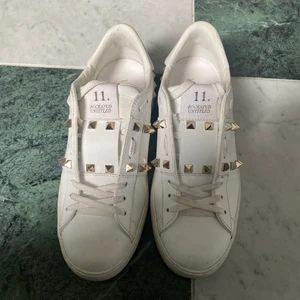 Valentino Garvani snekers  - Kollar intressent på dessa nästan nya Valentino skor. Det är storlek 37, och dom är som nya. Säljer endast vid ett bra bud. Nypris: 6600kr