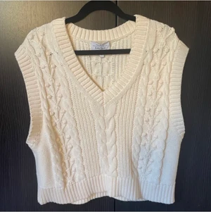 Stickad väst  - Så fin vit stickad väst från märket & Otter stories. Älskar verkligen denna väst men då den inte används tillräckligt mycket så väljer jag att sälja den.