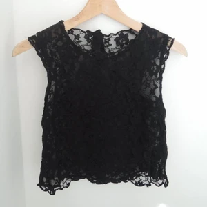 Maglinne i spets - Sött svart spetslinne / Croptop i storlek 34, endast använd en gång, så den är i nyskick. Perfekt nu i sommarvärmen! Frakt tillkommer 💜