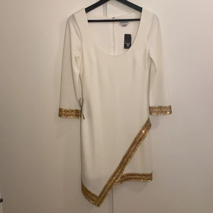 Bebe kläning - Köptes från dubai för 3800kr, helt ny!  Jättebra kvalitet med handmade shwarovski på!