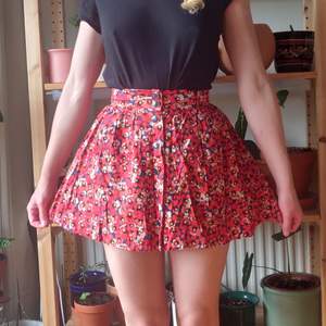 Supersöt blommig kjol retro från H&M. Tyvärr för liten för mig 