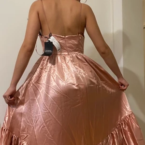 Satin dress - Vackert Oanvänd Satin dress från Gina tricot. Köpt för 600kr men säljer för 150 kr. I storlek 36