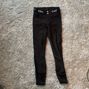 Ridbyxor CRW  - Fina CRW ridbyxor. Super bra att rida i! Storlek 150. Nypris 600. Halv skodda undefär. Använde när jag var yngre men fungerar parfekt och syns inte att det är använda. 