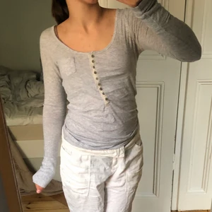 Tröja  - Grå tröja/farfarströja med jättesöta detaljer!⭐️ Från Abercrombie & Fitch, bra skick❤️