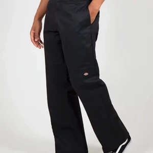 dickies  - Säljer dessa dickies byxor då dom inte kommer till användning! är i modellen doubleknee och ”loose” så dom sitter lite baggy! dom är knappt använda och har inte skador eller hål mm. Skicka vid frågor eller föer bilder privat! ✨