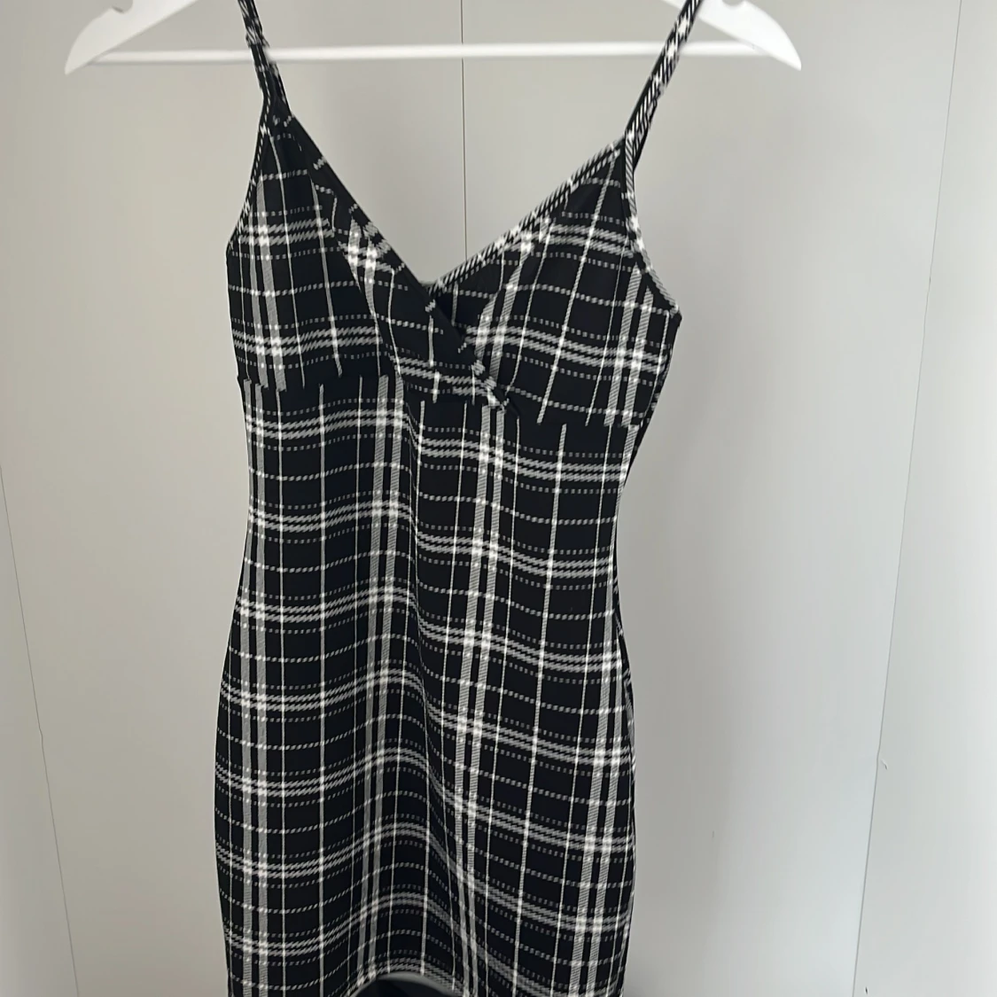 Kort svartrutig klänning