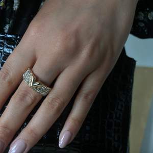 Extremt fin valentino liknande ring, säljer den för att den är tyvärr för stor för mina fingrar då jag har smala fingrar, skulle säga att den passar s-L beroende på vilket finger. Kom med ett rimligt pris eller buda ifrån 60kr 💓 (köpt på Instagram)