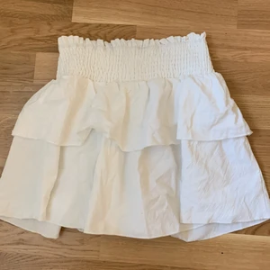 Kjol - En vit volang kjol som tyvärr är för stor