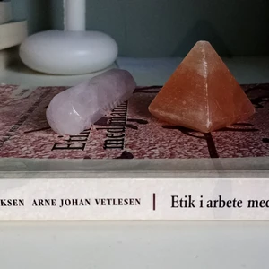 Kristaller!!  - Två kristaller som jag inte har  användning till lägre tyvvär. Kom gärna med prisförslag om ni har ett!! En för 40❤️❤️ köpta i Italien! 