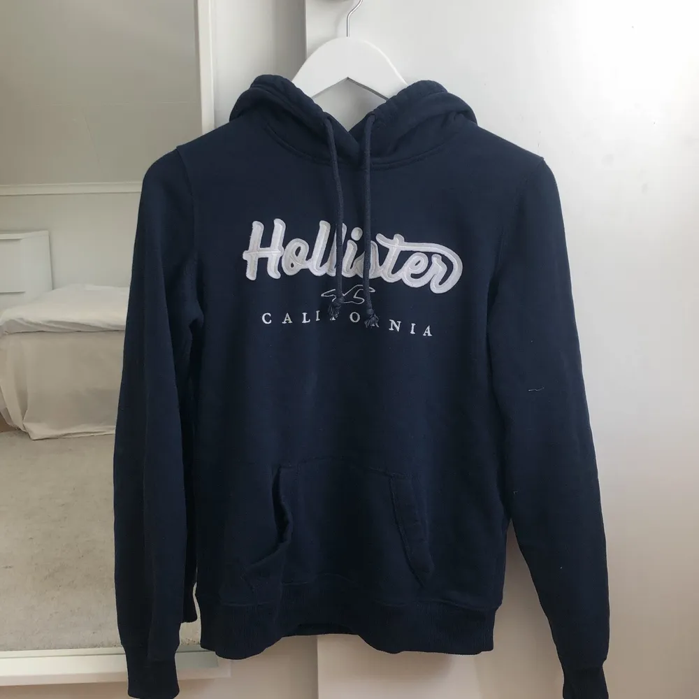 Storlek: S Skick: Mycket bra skick Färg: Marinblå Märke: Hollister   (Köparen står för frakten). Hoodies.