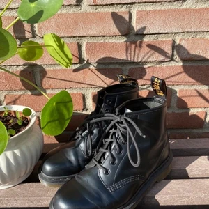 Dr. Martens 101 6-eye smooth black - Beautiful brand new Dr. Martens 101 6-eye smooth black