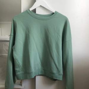 Säljer denna somriga sweatshirten då den inte kommer till användning💚 (köparen står för frakten)