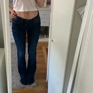 Lågmidjade jeans - Säljer dessa jättefina lågmidjade jeans i en bootcutmodell! De passar bra för mig som ör 173, har även sytt upp dom, men endast använda 5 gånger. 180kr + frakt, eller mötas i Stockholm💗