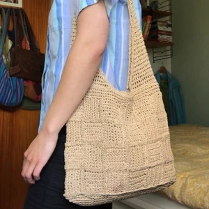 Så härlig väska! - Så härlig vintageväska, perfekt till sommaren! Ganska sliten och har en liten vinfläck vilket syns litegrann på första bilden!