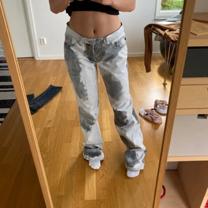 Balla jeans! - Coola jeans i unikt mönster! Helt oanvända🥰