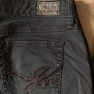 Snygga Guess lågmidjade ”Starlet-straight” jeans, säljer för att dem var för stora för mig. 💙💙 Köparen står för frakten postnord (skicka lätt)