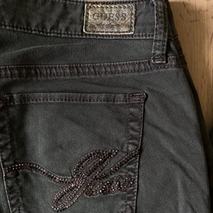 Bruna Guess Jeans - Snygga Guess lågmidjade ”Starlet-straight” jeans, säljer för att dem var för stora för mig. 💙💙 Köparen står för frakten postnord (skicka lätt)