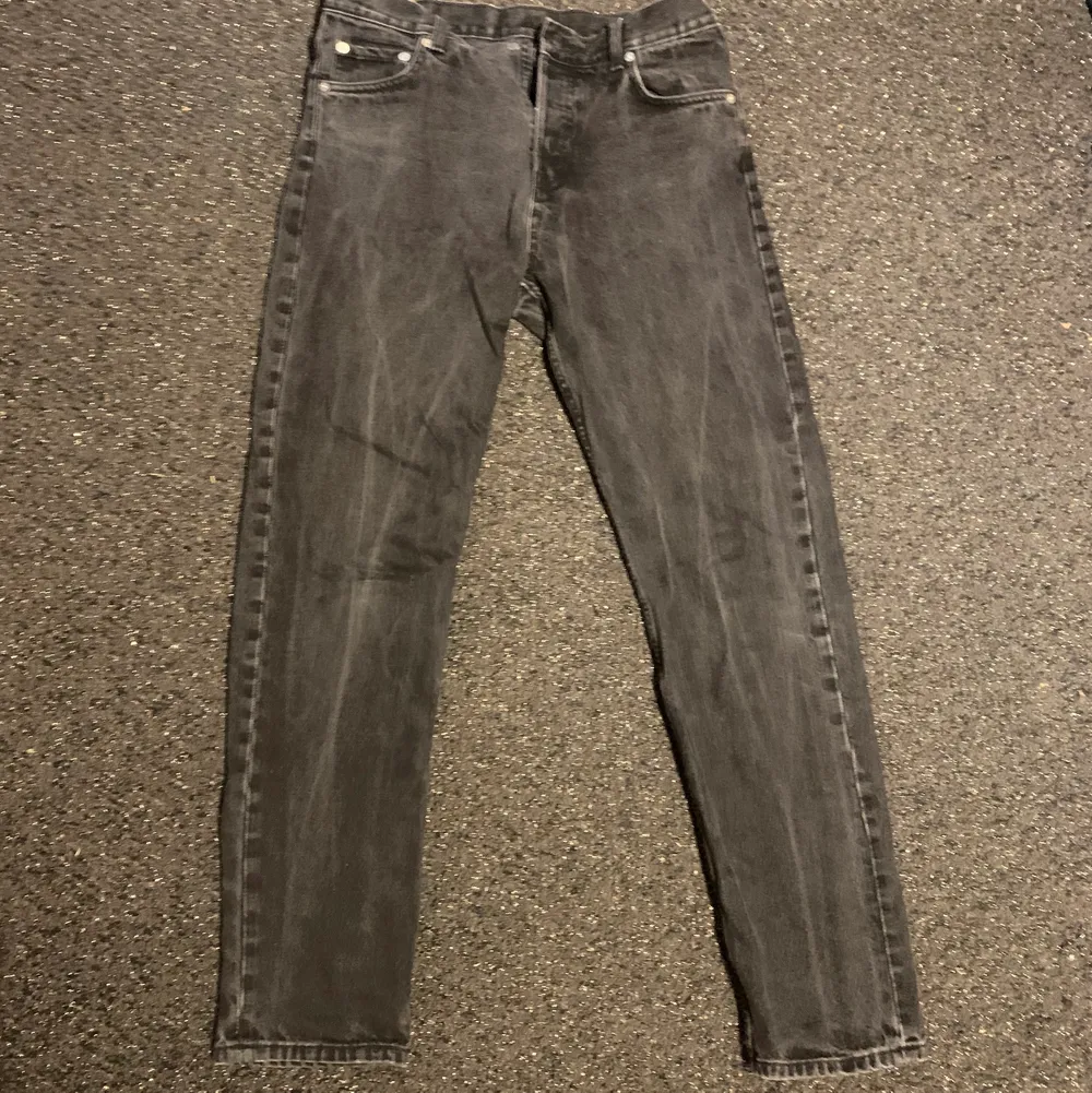 Snygga svarta weekday jeans. Hyfsat använda skulle säga condition:7/10. Nypris:600kr. Modell: Barrel relaxed jeans. Om ni har mer frågor finns jag i chatten😁. Jeans & Byxor.