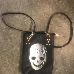 Punk rock skull handväska äkta  I ny skick 
