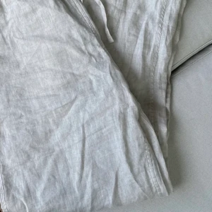 Säljer mina linnebyxor från arket  - Super mysig och ha ute och inne perfekt till sommaren har två till drf jag säljer❤️