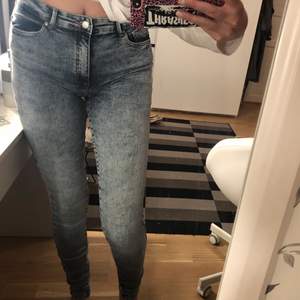 Jättefina långa jeans från zalando som jag endast provat. Säljer då dom inte är min stil längre :)