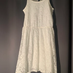 Vit klänning - Från Hm, stl 134/140  Inte använd 