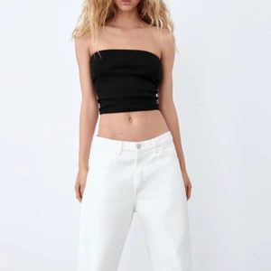 topp - Säljer denna as snygga toppen som även kan vara ett linne men banden kan klippas av. den är inte från zara men det är liknande. Kom med eget prisförslag!