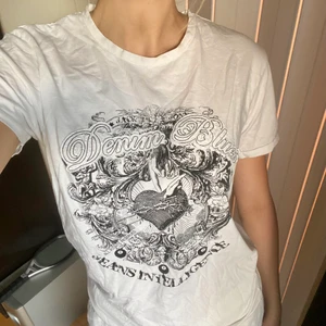 Mönstrad T-shirt - En jätte fin tshirt med fint tryck från 1975! Frakt 45kr