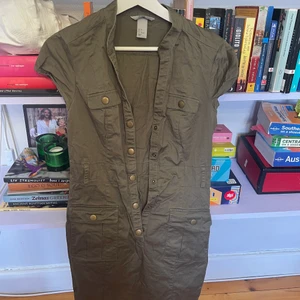 Militärgrön klänning  - Cool klänning med knäppning fram till och snöre i midjan 