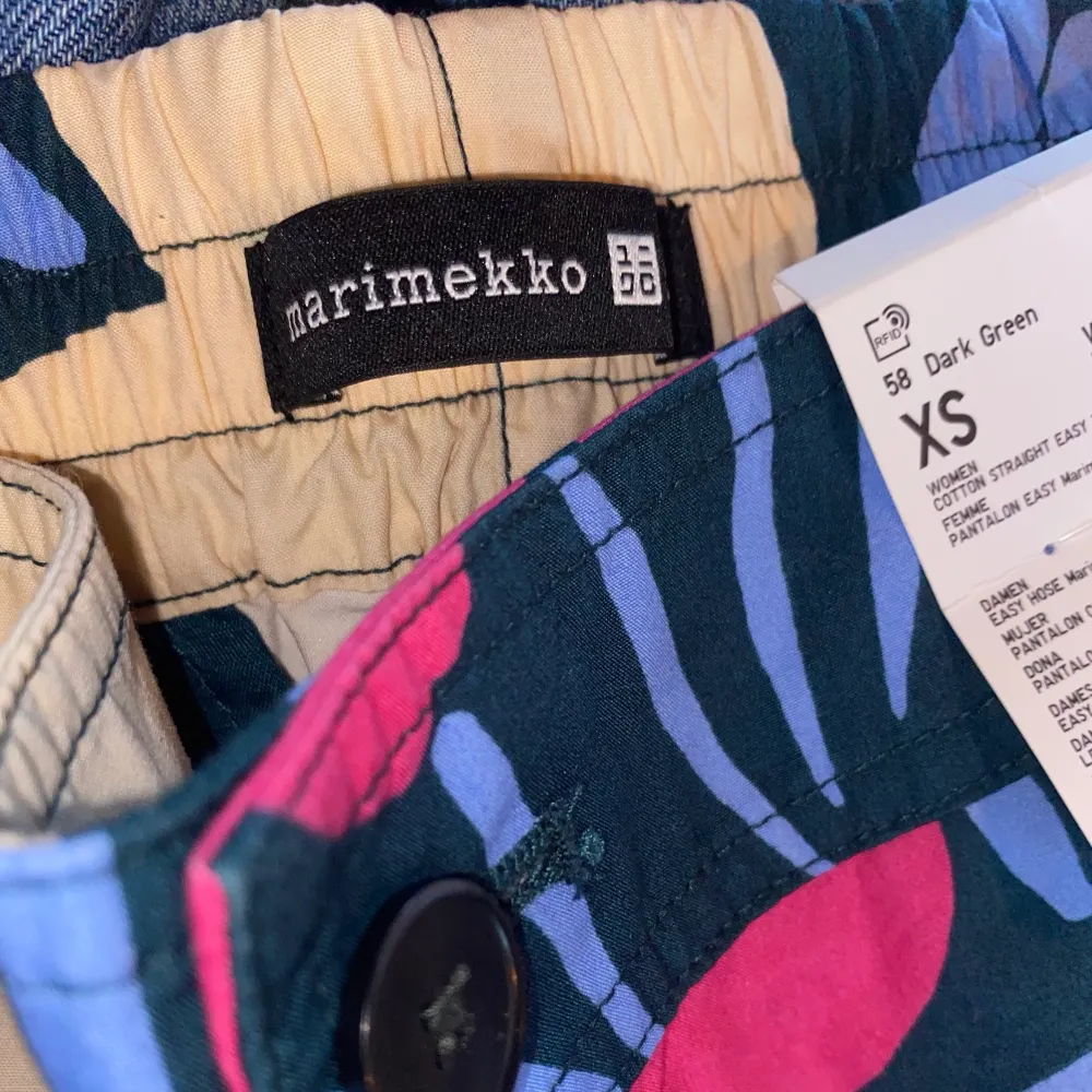 Marimekko kollektion från Uniqlo. Aldrig använda, en storlek för liten för mig. Hur snygga som heelst 😭😍. Jeans & Byxor.