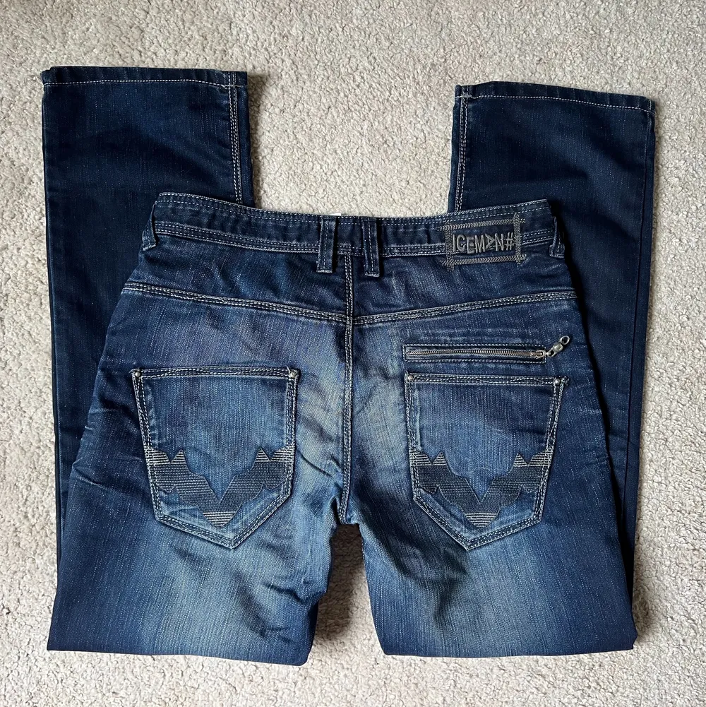 Säljer dessa coola jeans med detaljer i storlek W34L32❤️ Midjan är 89cm och innerbenslängden 82cm! Jag på bilderna är 172cm lång och brukar bära storlek 38/W28/S-M💕. Jeans & Byxor.