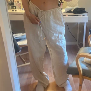 LINNE BYXOR - Linne byxor som är för stora för mig, dessa har funnits på min profil innan men inkluderade bilder på plagget hur det såg ut på mig. Jag är 159cm. Sandfärgade. Strlk 38/40, men det står på en lapp i byxorna att de krymper ca 5% i tvätt/torktumlare 