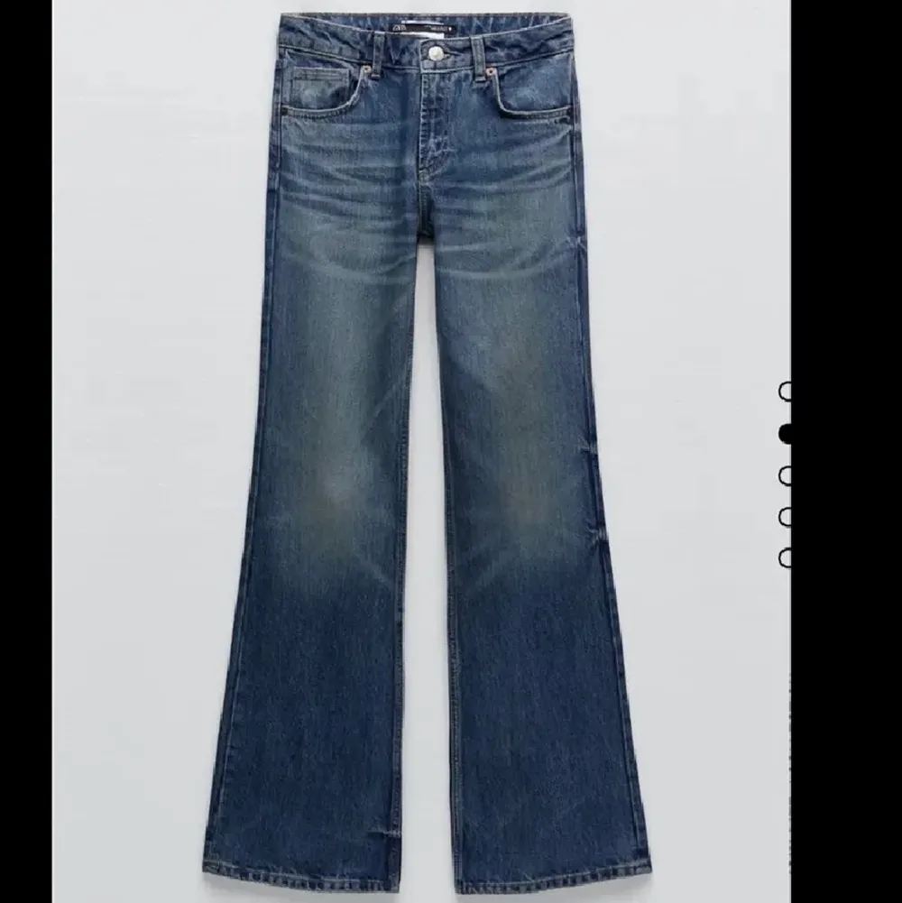 Hel oanvända bootcut jeans från Zara, helt slutsålda💞 lite mindre i storleken. Jeans & Byxor.