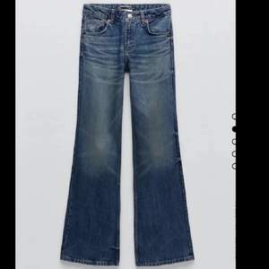 Hel oanvända bootcut jeans från Zara, helt slutsålda💞 lite mindre i storleken